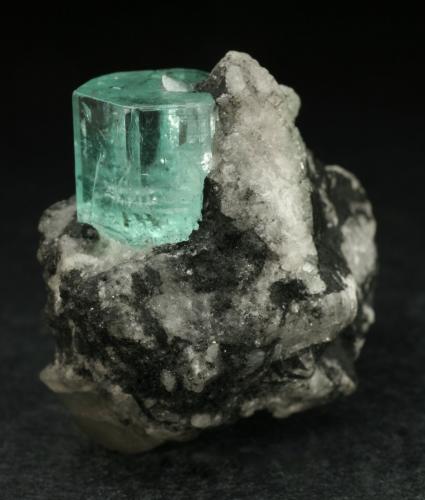 Beryl (variety emerald), Calcite<br />Muzo mining district, La Pava Mine, Quípama, Municipio Muzo, Western Emerald Belt, Boyacá Department, Colombia<br />Emerald crystal = 10mm<br /> (Author: Fiebre Verde)