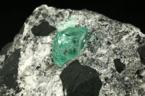 Beryl (variety emerald), Calcite, Pyrite<br />Muzo mining district, La Pava Mine, Quípama, Municipio Muzo, Western Emerald Belt, Boyacá Department, Colombia<br />xl=7mm<br /> (Author: Fiebre Verde)