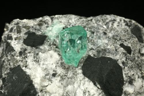 Beryl (variety emerald), Calcite, Pyrite<br />Muzo mining district, La Pava Mine, Quípama, Municipio Muzo, Western Emerald Belt, Boyacá Department, Colombia<br />xl=7mm<br /> (Author: Fiebre Verde)