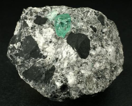 Beryl (variety emerald), Calcite, Pyrite<br />Muzo mining district, La Pava Mine, Quípama, Municipio Muzo, Western Emerald Belt, Boyacá Department, Colombia<br />xl=7mm<br /> (Author: Fiebre Verde)