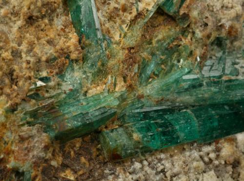 Beryl (variety emerald), Calcite, Albite<br />Kamar Safed outcrop (Kamar Saphed), Khenj emerald area, Khenj District, Panjshir Province, Afghanistan<br />125x40x60mm, main xl=42mm<br /> (Author: Fiebre Verde)