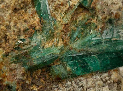 Beryl (variety emerald), Calcite, Albite<br />Kamar Safed outcrop (Kamar Saphed), Khenj emerald area, Khenj District, Panjshir Province, Afghanistan<br />125x40x60mm, main xl=42mm<br /> (Author: Fiebre Verde)