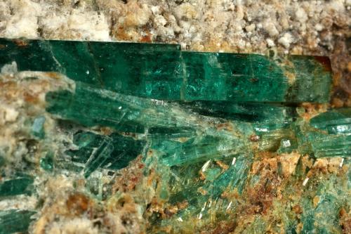 Beryl (variety emerald), Calcite, Albite<br />Kamar Safed outcrop (Kamar Saphed), Khenj emerald area, Khenj District, Panjshir Province, Afghanistan<br />125x40x60mm, main xl=42mm<br /> (Author: Fiebre Verde)