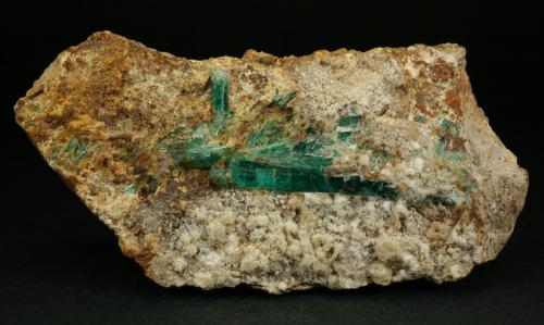 Beryl (variety emerald), Calcite, Albite<br />Kamar Safed outcrop (Kamar Saphed), Khenj emerald area, Khenj District, Panjshir Province, Afghanistan<br />125x40x60mm, main xl=42mm<br /> (Author: Fiebre Verde)
