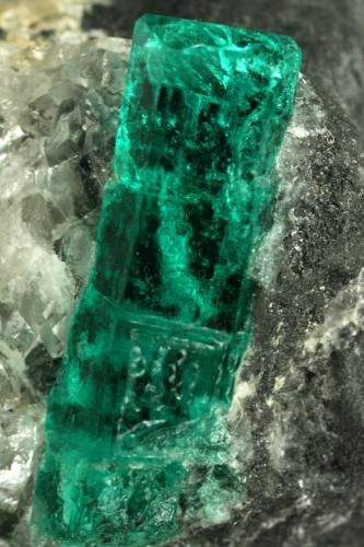 Beryl (variety emerald), Calcite<br />La Pita mining district, Municipio Maripí, Western Emerald Belt, Boyacá Department, Colombia<br />40mm across, xl=15mm<br /> (Author: Fiebre Verde)