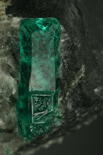 Beryl (variety emerald), Calcite<br />La Pita mining district, Municipio Maripí, Western Emerald Belt, Boyacá Department, Colombia<br />40mm across, xl=15mm<br /> (Author: Fiebre Verde)