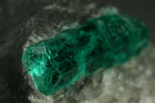 Beryl (variety emerald), Calcite<br />La Pita mining district, Municipio Maripí, Western Emerald Belt, Boyacá Department, Colombia<br />40mm across, xl=15mm<br /> (Author: Fiebre Verde)