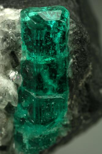 Beryl (variety emerald), Calcite<br />La Pita mining district, Municipio Maripí, Western Emerald Belt, Boyacá Department, Colombia<br />40mm across, xl=15mm<br /> (Author: Fiebre Verde)