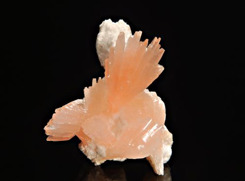 Heulandite<br />Rat's Nest Claim, Challis, Bay Horse District, Custer County, Idaho, USA<br />1.8 x 2.4 cm<br /> (Author: crosstimber)