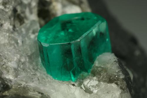 Beryl (variety emerald), Calcite, Pyrite<br />Chivor mining district, Municipio Chivor, Eastern Emerald Belt, Boyacá Department, Colombia<br />35x45mm, xl=6mm<br /> (Author: Fiebre Verde)