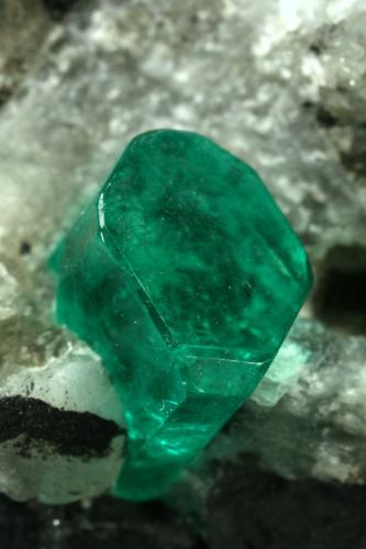 Beryl (variety emerald), Calcite, Pyrite<br />Chivor mining district, Municipio Chivor, Eastern Emerald Belt, Boyacá Department, Colombia<br />35x45mm, xl=6mm<br /> (Author: Fiebre Verde)