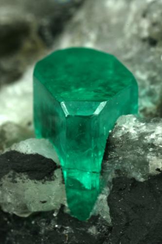 Beryl (variety emerald), Calcite, Pyrite<br />Chivor mining district, Municipio Chivor, Eastern Emerald Belt, Boyacá Department, Colombia<br />35x45mm, xl=6mm<br /> (Author: Fiebre Verde)