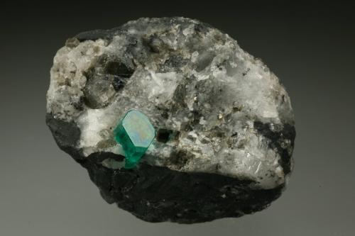 Beryl (variety emerald), Calcite, Pyrite<br />Chivor mining district, Municipio Chivor, Eastern Emerald Belt, Boyacá Department, Colombia<br />35x45mm, xl=6mm<br /> (Author: Fiebre Verde)