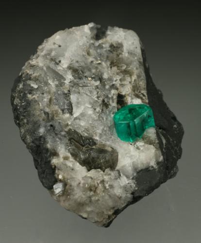 Beryl (variety emerald), Calcite, Pyrite<br />Chivor mining district, Municipio Chivor, Eastern Emerald Belt, Boyacá Department, Colombia<br />35x45mm, xl=6mm<br /> (Author: Fiebre Verde)