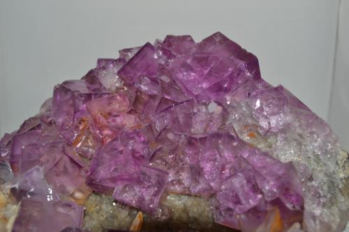 Fluorita<br />La Cabaña, Valdelmar, zona minera de Berbes, Berbes, Ribadesella, Comarca Oriente, Principado de Asturias (Asturias), España<br />21 x 14 x 11 cm, arista del cristal mayr 3 cm.<br /> (Autor: Raul S. Llorente)