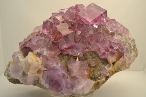 Fluorita<br />La Cabaña, Valdelmar, zona minera de Berbes, Berbes, Ribadesella, Comarca Oriente, Principado de Asturias (Asturias), España<br />21 x14x 11 cm. Arista del cristal mayor 3 cm<br /> (Autor: Raul S. Llorente)