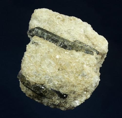 Fluorapatite on Calcite<br />Broken Hill, Condado Yancowinna, Nueva Gales del Sur, Australia<br />83 x 65 x 53 mm<br /> (Author: GneissWare)