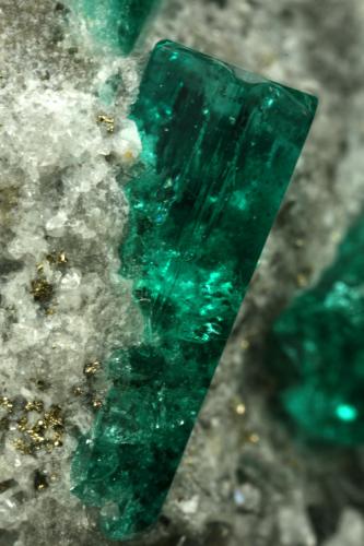 Beryl (variety emerald), Calcite, Pyrite<br />Chivor mining district, Municipio Chivor, Eastern Emerald Belt, Boyacá Department, Colombia<br />Detail<br /> (Author: Fiebre Verde)