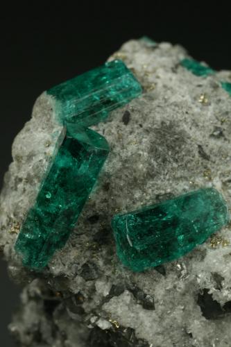 Beryl (variety emerald), Calcite, Pyrite<br />Chivor mining district, Municipio Chivor, Eastern Emerald Belt, Boyacá Department, Colombia<br />Detail<br /> (Author: Fiebre Verde)