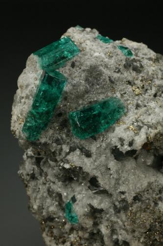 Beryl (variety emerald), Calcite, Pyrite<br />Chivor mining district, Municipio Chivor, Eastern Emerald Belt, Boyacá Department, Colombia<br />Detail<br /> (Author: Fiebre Verde)