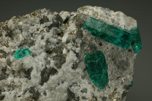 Beryl (variety emerald), Calcite, Pyrite<br /><br />Detail<br /> (Author: Fiebre Verde)