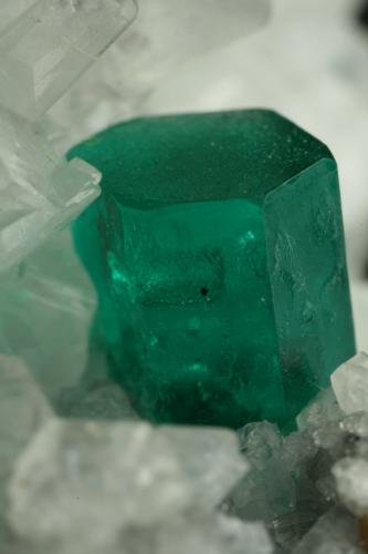 Beryl (variety emerald), Calcite, Parisite<br />Muzo mining district, Western Emerald Belt, Boyacá Department, Colombia<br />70x45x50mm - Detail<br /> (Author: Fiebre Verde)