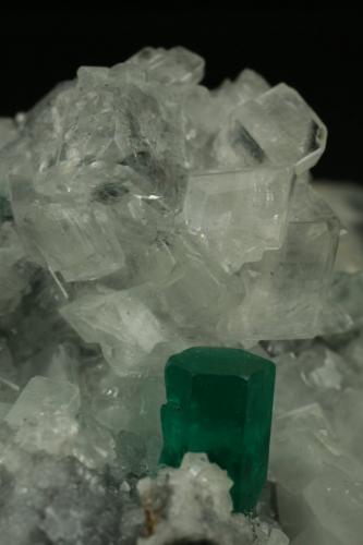 Beryl (variety emerald), Calcite, Parisite<br />Muzo mining district, Western Emerald Belt, Boyacá Department, Colombia<br />70x45x50mm - Detail<br /> (Author: Fiebre Verde)