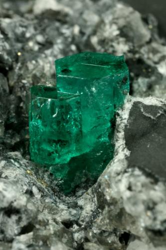 Beryl (variety emerald), Calcite, Pyrite<br />La Pita mining district, Municipio Maripí, Western Emerald Belt, Boyacá Department, Colombia<br />xl=11mm<br /> (Author: Fiebre Verde)