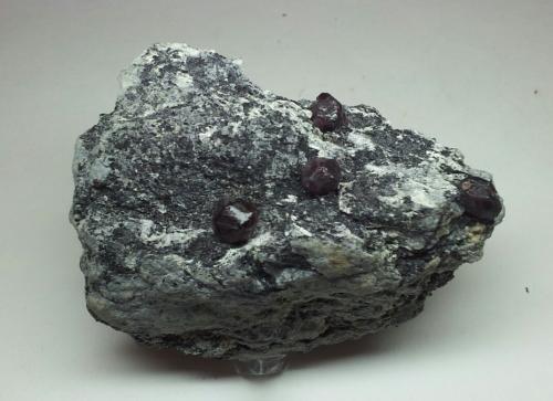 Almandino (Grupo Granate)<br />Rambla de las Granatillas, El Hoyazo, Níjar, Comarca Metropolitana de Almería, Almería, Andalusia, Spain<br />67mm - 49mm - 27mm<br /> (Autor: Pedro Naranjo)