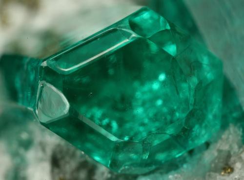 Beryl (variety emerald), Calcite, Pyrite<br />Chivor mining district, El Oriente Mine, Municipio Chivor, Eastern Emerald Belt, Boyacá Department, Colombia<br />xl=13mm<br /> (Author: Fiebre Verde)