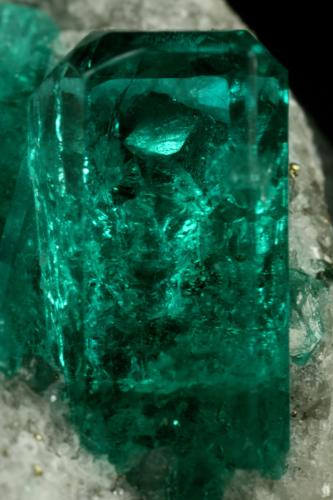 Beryl (variety emerald), Calcite, Pyrite<br />Chivor mining district, El Oriente Mine, Municipio Chivor, Eastern Emerald Belt, Boyacá Department, Colombia<br />xl=13mm<br /> (Author: Fiebre Verde)