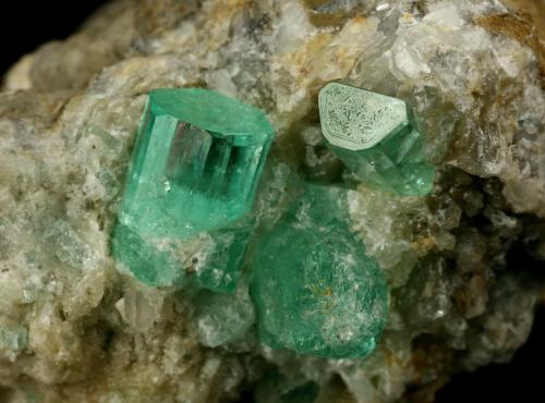 Beryl (variety emerald), Calcite<br />Chivor mining district, Municipio Chivor, Eastern Emerald Belt, Boyacá Department, Colombia<br />Crystals are about 1cm long<br /> (Author: Fiebre Verde)