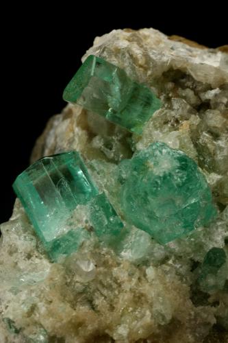 Beryl (variety emerald), Calcite<br />Chivor mining district, Municipio Chivor, Eastern Emerald Belt, Boyacá Department, Colombia<br />Crystals are about 1cm long<br /> (Author: Fiebre Verde)