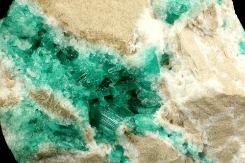 Beryl (variety emerald), Calcite<br />Chivor mining district, Municipio Chivor, Eastern Emerald Belt, Boyacá Department, Colombia<br />Detail<br /> (Author: Fiebre Verde)