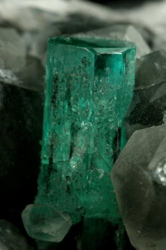 Beryl (variety emerald), Calcite, Quartz<br />La Pita mining district, Municipio Maripí, Western Emerald Belt, Boyacá Department, Colombia<br />Emerald crystal is 11mm long<br /> (Author: Fiebre Verde)