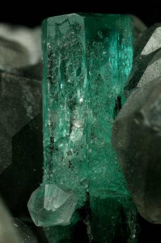 Beryl (variety emerald), Calcite, Quartz<br />La Pita mining district, Municipio Maripí, Western Emerald Belt, Boyacá Department, Colombia<br />Emerald crystal is 11mm long<br /> (Author: Fiebre Verde)