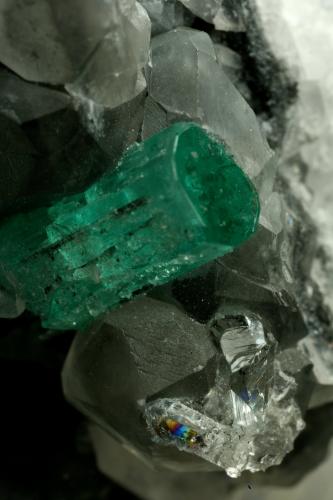 Beryl (variety emerald), Calcite, Quartz<br />La Pita mining district, Municipio Maripí, Western Emerald Belt, Boyacá Department, Colombia<br />Emerald crystal is 11mm long<br /> (Author: Fiebre Verde)