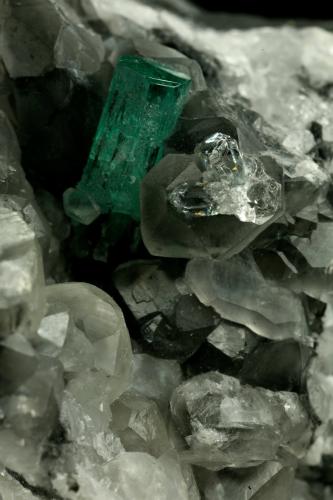 Beryl (variety emerald), Calcite, Quartz<br />La Pita mining district, Municipio Maripí, Western Emerald Belt, Boyacá Department, Colombia<br />Emerald crystal is 11mm long<br /> (Author: Fiebre Verde)