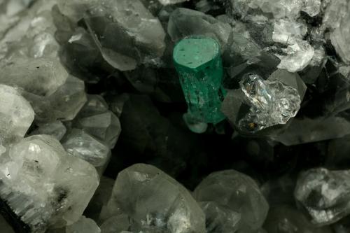 Beryl (variety emerald), Calcite, Quartz<br />La Pita mining district, Municipio Maripí, Western Emerald Belt, Boyacá Department, Colombia<br />Emerald crystal is 11mm long<br /> (Author: Fiebre Verde)