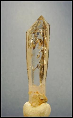 Quartz<br />Zona Brandberg, Región Erongo, Namibia<br />39 x 09 x 08 mm<br /> (Author: Pierre Joubert)