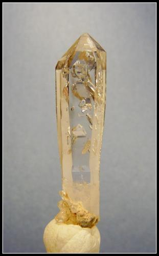 Quartz<br />Zona Brandberg, Región Erongo, Namibia<br />39 x 09 x 08 mm<br /> (Author: Pierre Joubert)