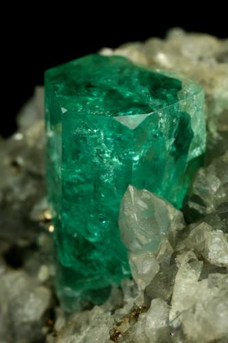 Beryl (variety emerald), Calcite, Pyrite<br />Muzo (distrito minero), Cinturón Esmeraldífero Occidental, Departamento Boyacá, Colombia<br />xl=14mm<br /> (Author: Fiebre Verde)