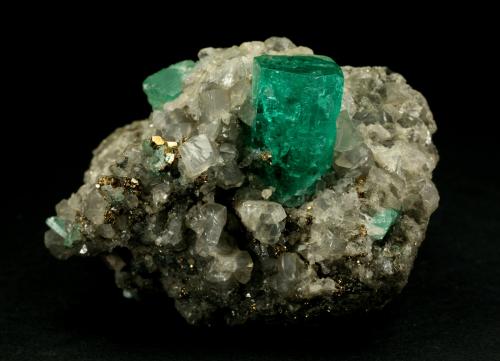 Beryl (variety emerald), Calcite, Pyrite<br />Muzo (distrito minero), Cinturón Esmeraldífero Occidental, Departamento Boyacá, Colombia<br />42x29x30mm<br /> (Author: Fiebre Verde)