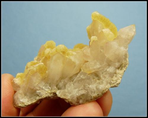 Fluorite on Quartz<br />Orange river pegmatites, Kakamas, ZF Mgcawu District, Northern Cape Province, South Africa<br />61 x 37 x 25 mm<br /> (Author: Pierre Joubert)