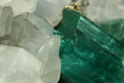 Beryl (variety emerald), Calcite, Pyrite<br />Chivor (distrito minero), Municipio Chivor, Cinturón Esmeraldífero Oriental, Departamento Boyacá, Colombia<br />40x42x42mm, xl=18mm<br /> (Author: Fiebre Verde)
