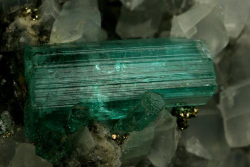 Beryl (variety emerald), Calcite, Pyrite<br />Chivor mining district, Municipio Chivor, Eastern Emerald Belt, Boyacá Department, Colombia<br />40x42x42mm, xl=18mm<br /> (Author: Fiebre Verde)