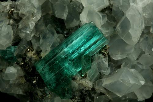 Beryl (variety emerald), Calcite, Pyrite<br />Chivor mining district, Municipio Chivor, Eastern Emerald Belt, Boyacá Department, Colombia<br />40x42x42mm, xl=18mm<br /> (Author: Fiebre Verde)