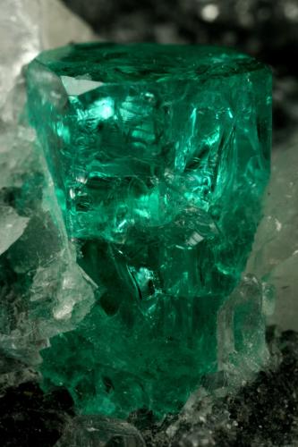 Beryl (variety emerald), Calcite, Quartz<br />Muzo (distrito minero), Cinturón Esmeraldífero Occidental, Departamento Boyacá, Colombia<br />60x46x42mm, xl=13mm<br /> (Author: Fiebre Verde)
