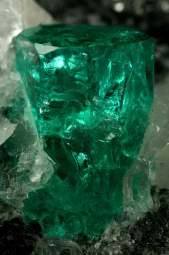 Beryl (variety emerald), Calcite, Quartz<br />Muzo mining district, Western Emerald Belt, Boyacá Department, Colombia<br />60x46x42mm, xl=13mm<br /> (Author: Fiebre Verde)