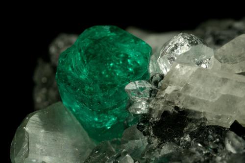 Beryl (variety emerald), Calcite, Quartz<br />Muzo mining district, Western Emerald Belt, Boyacá Department, Colombia<br />60x46x42mm, xl=13mm<br /> (Author: Fiebre Verde)